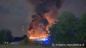 Brugherio, incendio nella notte distrugge MagniPlast, oltre trenta mezzi dei vigili del fuoco per domare l... - La Repubblica