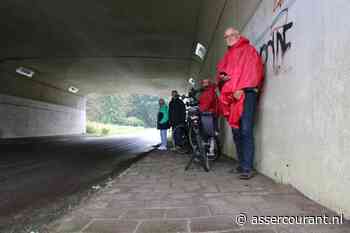 Na de hoosbuien van de Fiets4Daagse halen deelnemers graag hun dierbaarste herinneringen op. 'Hij fietste zo de sloot in' - Assercourant.nl