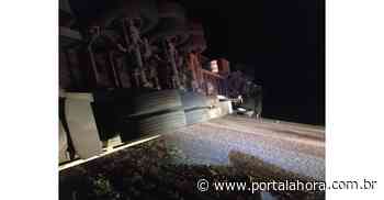 Caminhão tomba na BR-101, em Imbituba e interrompe trânsito na rodovia, causando grande engarrafamento - Portal AHora