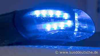 Auto bleibt bei Unfall an Baumstamm stecken - Süddeutsche Zeitung