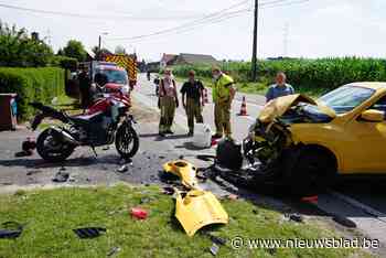 Motorrijder (22) zwaargewond na klap tegen indraaiende auto