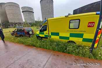 Ziekenwagen rijdt zich vast in modder op Be-Mine in Beringen - Het Belang van Limburg