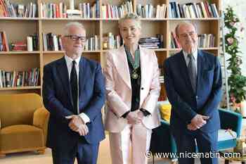 Sharon Stone reçoit les insignes de Commandeur dans l'ordre des Arts et des Lettres