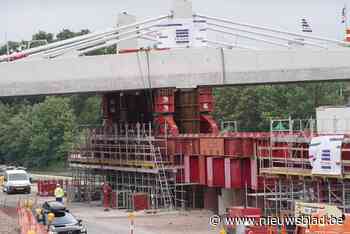 Enorme brugoperatie in Merelbeke is succes: nieuwe brug wordt nu vastgemaakt - Het Nieuwsblad