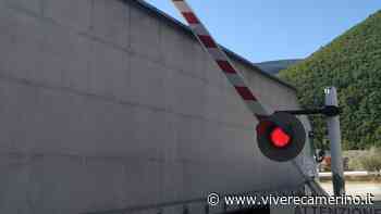 Autoarticolato fermo sul passaggio a livello: traffico ferroviario bloccato per 30 minuti - Vivere Camerino