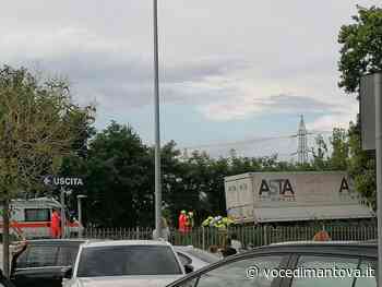 Dopo un sorpasso finisce con la vespa sotto a un tir fermo, grave 50enne | la Voce Di Mantova - La Voce di Mantova