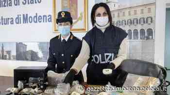 Modena. Lancia chili di cocaina dalla finestra di casa: condannato il 29enne - La Gazzetta di Modena