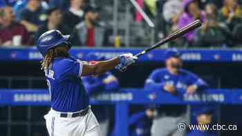 Guerrero Jr. hits 2 home runs as Blue Jays put on offensive clinic in rout of Rangers