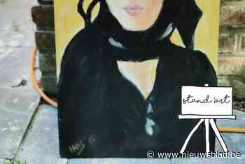 Lokale kunstenaars palmen maand lang ezel in met eigen werk - Het Nieuwsblad