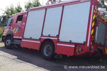 Brandweerwagen op weg naar brand moet omweg maken door water en kantelt