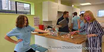 MP  visits new Epping school