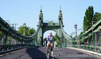 Cyclists and pedestrians return to Hammersmith Bridge