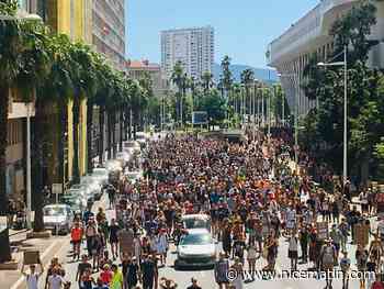 "Non à la vaccination !", "Macron démission !": la foule contre le pass sanitaire à Toulon