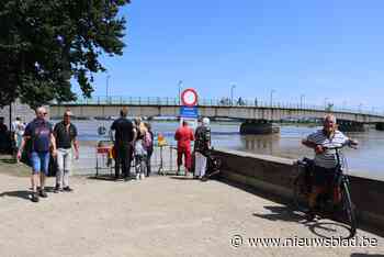 Duizenden toeristen op de oevers om de overstroomde Maas te zien: “Ze is wel echt heel breed”<BR />