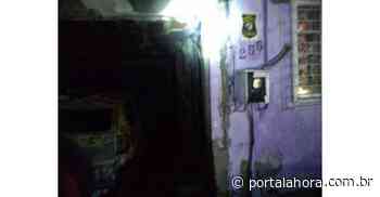 Carro pega fogo dentro de uma garagem em Imbituba; por pouco as chamas não consomem a casa do proprietário - Portal AHora