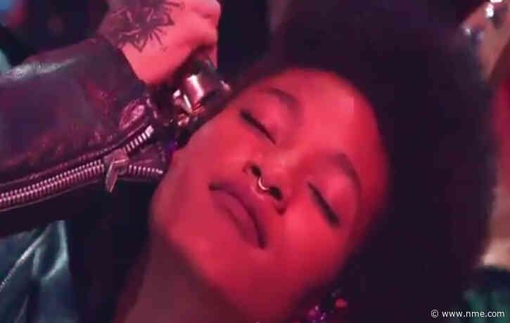 Willow Smith shaves her head on stage while performing rock version of ‘Whip My Hair’