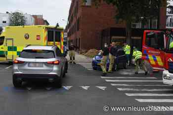 Twee auto's botsen op Jakob Smitslaan - Het Nieuwsblad