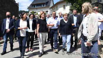 Flutkatastrophe: Merkel besucht Hochwasseropfer in der Eifel