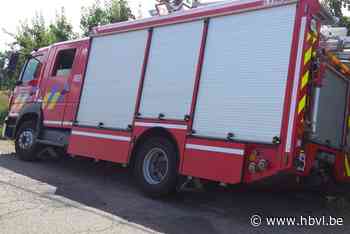 Brandweerwagen op weg naar brand moet omweg maken door water en kantelt - Het Belang van Limburg
