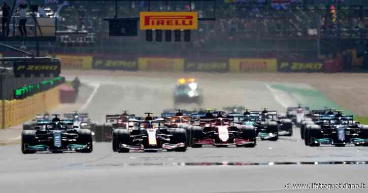 F1, il Gran Premio di Silverstone sospeso subito dopo la partenza: Verstappen si scontra con Hamilton e finisce contro le barriere, Leclerc vola in testa