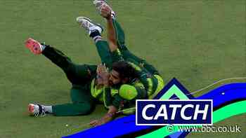 England v Pakistan T20: Fielders collide as Moeen is caught