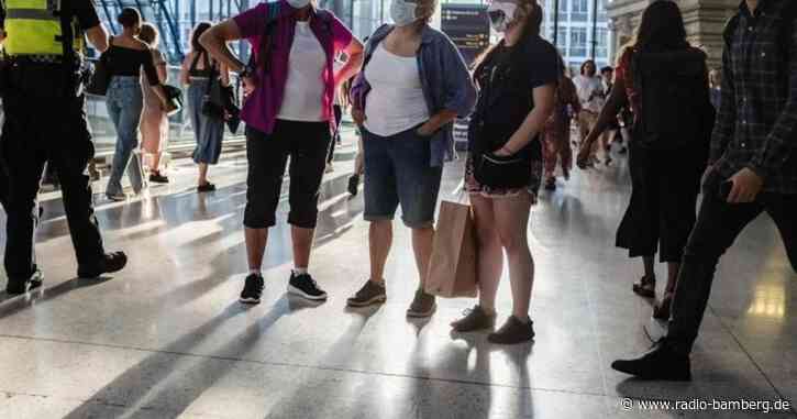 Die Masken fallen: Johnson öffnet England und erntet Kritik