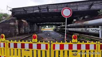 Bagger prallt in Leipzig an Brücke - Bauwerk nun einsturzgefährdet | MDR.DE - MDR