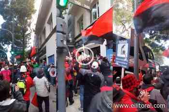 Video: banderazo sabalero en la puerta del hotel en Buenos Aires - El Litoral
