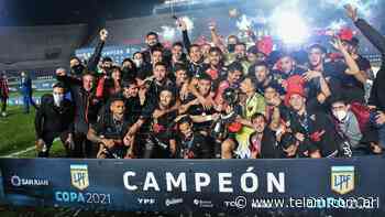 Con un banderazo en Buenos Aires, hinchas de Colón homenajearán al plantel campeón - Télam