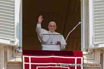 Pope Francis appears at Vatican window two weeks after surgery - Dudley News