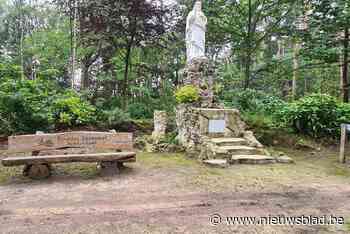 Theater beluisteren op een bankje midden de natuur
