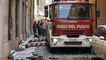 Vento, un tetto scoperchiato in centro a Modena. Danni e alberi crollati in provincia - La Gazzetta di Modena