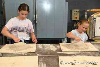 Felien en Roos gieten hun eigen glazen kunstwerkje