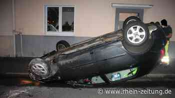 Kurioser Unfall in Siegen: Parkversuch endet für 30-Jährige auf dem Autodach - Rhein-Zeitung
