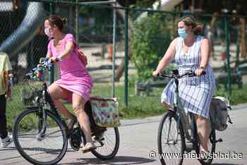 Fietser komt ten val na lichte botsing met achteruitkijkspiegel van Mercedes