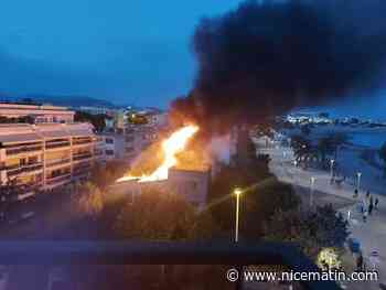 Une maison en feu sur le bord de mer de Saint-Laurent-du-Var