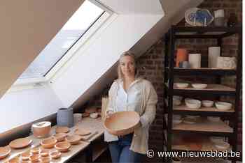 Honderden mensen volgen elke dag online-instaworkshops van keramiste Sophie (31): “Met veel blauwe pigmenten, want de zee inspireert me”