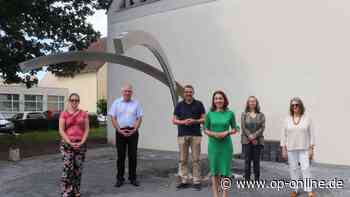 Neues Herzstück der Ortsmitte: Kunstwerk „Touching Voltage“ und Bücherschrank in Bischofsheim eingeweiht - op-online.de