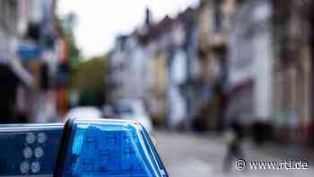 Kinder werfen Beutel mit Steinen auf Autos - RTL Online