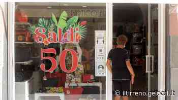 Negozianti delusi dai saldi estivi: "Partiti troppo presto" - Il Tirreno