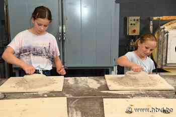 Felien en Roos gieten hun eigen glazen kunstwerkje - Het Belang van Limburg