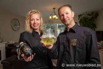 Niels koppel brouwt gin gestookt met kruiden geplukt op coronawandelingen