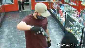 VIDEO: Man enters store gun drawn in swift robbery at northwest Houston vape shop - KHOU.com