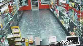 VIDEO: Man robs vape shop at gunpoint in northwest Houston - KHOU.com