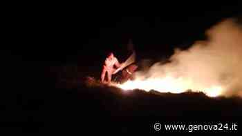 Incendio sulle alture di Voltri: i focolai sono ancora attivi. Vigili del fuoco impegnati da due giorni - Genova24.it