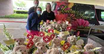 Scott florist spreading smiles by gifting flowers as part of national campaign - KATC Lafayette News