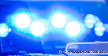 Telefonmast kippt auf geparkte Autos!