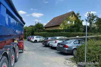 Lkw-Unfall vor Brose Arena in Bamberg: Telefonmast kippt auf geparkte Autos