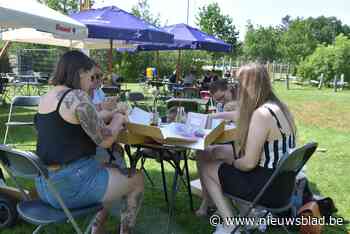 Genieten van een picknick in de schaduw