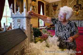 Queen enjoys display of knitted Sandringham | Dudley News - Dudley News